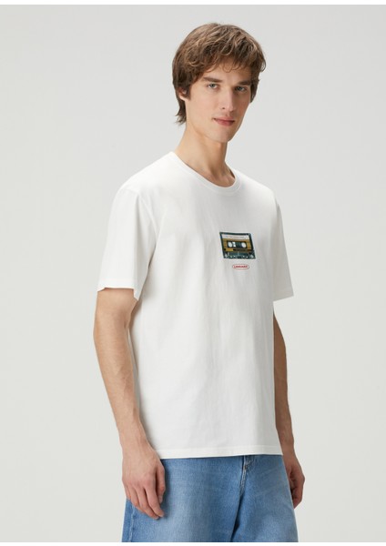 Beyaz Figür Baskılı Logo Detaylı T-Shirt