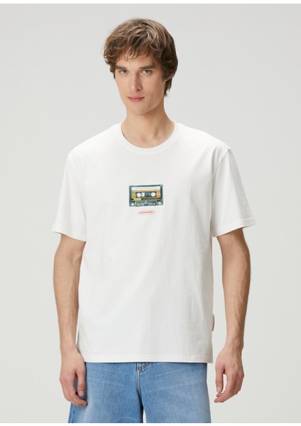 Beyaz Figür Baskılı Logo Detaylı T-Shirt modelleri