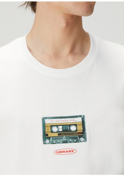 Beyaz Figür Baskılı Logo Detaylı T-Shirt indirimleri