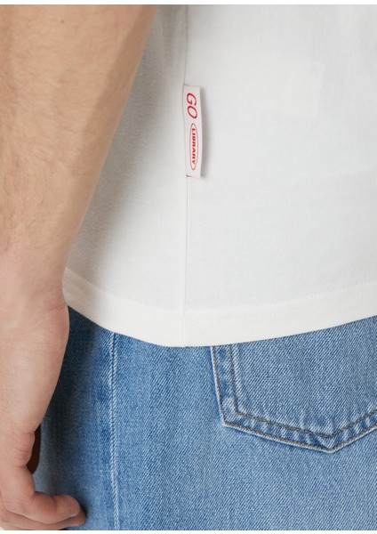 Beyaz Figür Baskılı Logo Detaylı T-Shirt