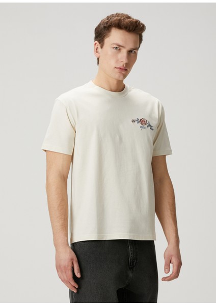 Ekru Çiçek Nakışlı T-Shirt modelleri