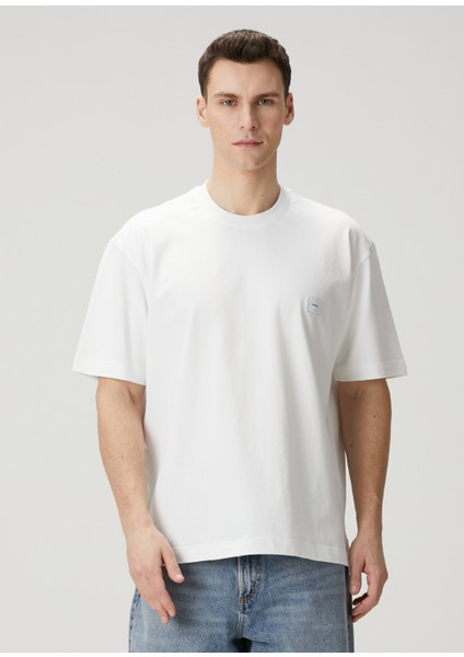 Beyaz Logo Detaylı T-Shirt