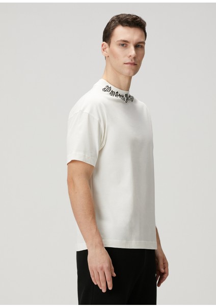 Beyaz Yakası Logolu T-Shirt modelleri