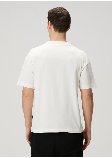 Beyaz Yakası Logolu T-Shirt fırsatları