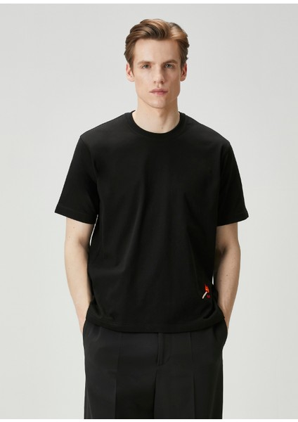 Siyah Nakış Detaylı T-Shirt