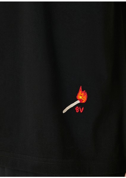 Siyah Nakış Detaylı T-Shirt