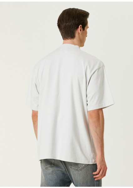Beyaz Logo Baskılı T-Shirt fırsatları
