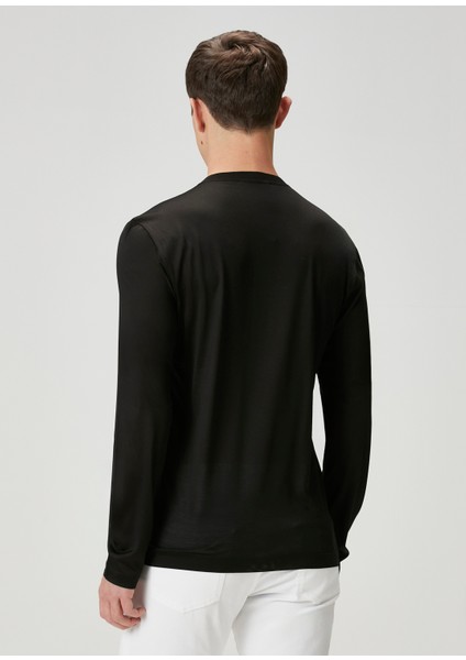 Siyah Yakası Düğmeli Uzun Kollu Ipek T-Shirt fırsatları