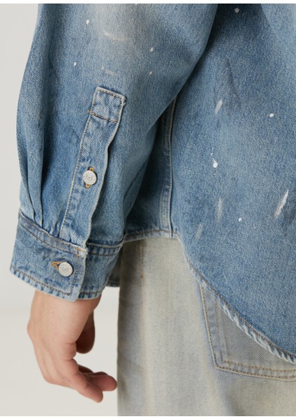 Relaxed Fit Açık Mavi Yıpratmalı Denim Gömlek
