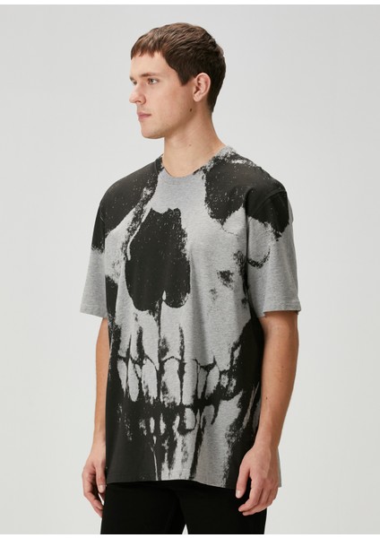 Siyah Gri Figür Baskılı T-Shirt modelleri