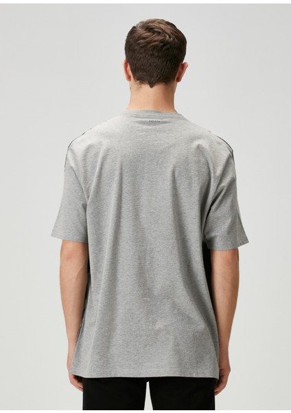 Siyah Gri Figür Baskılı T-Shirt fırsatları