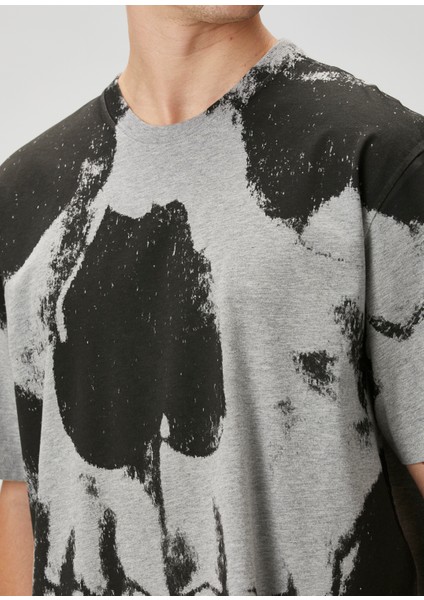 Siyah Gri Figür Baskılı T-Shirt indirimleri