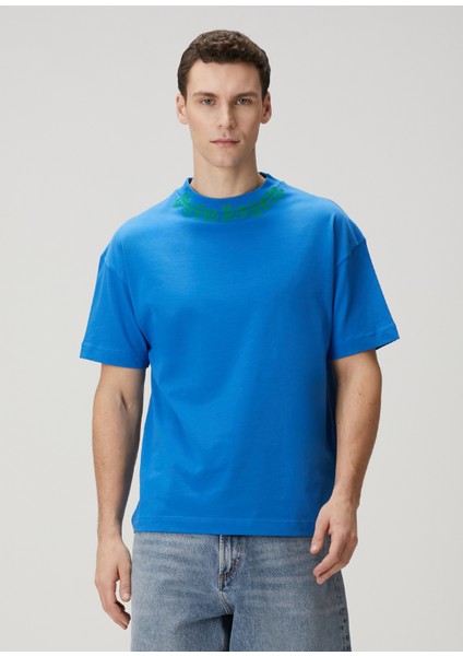 Mavi Yakası Logolu T-Shirt