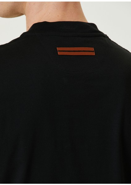 Siyah Logo Detaylı T-Shirt