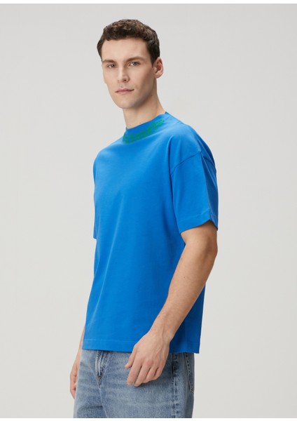 Mavi Yakası Logolu T-Shirt