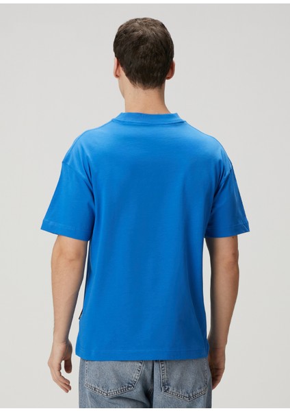 Mavi Yakası Logolu T-Shirt