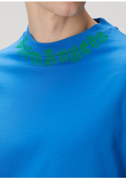 Mavi Yakası Logolu T-Shirt