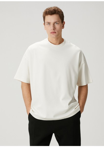Krem Logo Detaylı T-Shirt