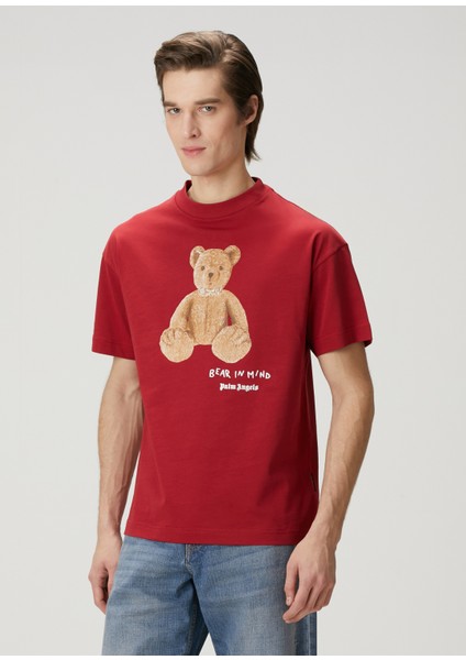 Kırmızı Figür Detaylı Slogan Baskılı T-Shirt