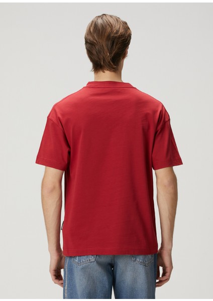 Kırmızı Figür Detaylı Slogan Baskılı T-Shirt fırsatları