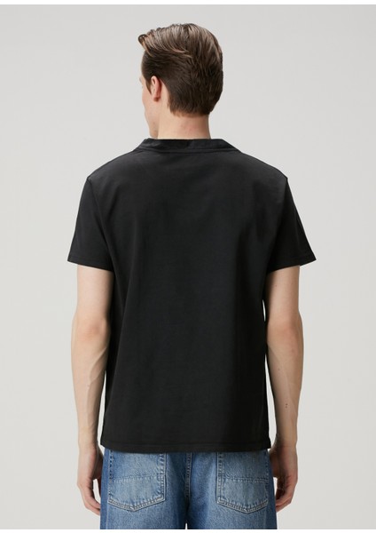 Siyah Logo Detaylı T-Shirt fırsatları