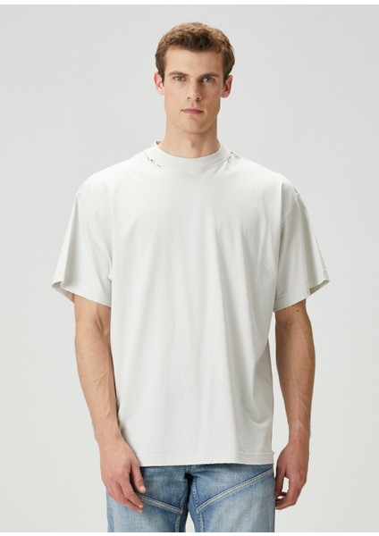 Kırık Beyaz Yıpratma Detaylı T-Shirt