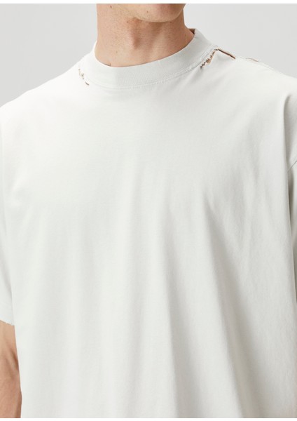 Kırık Beyaz Yıpratma Detaylı T-Shirt indirimleri