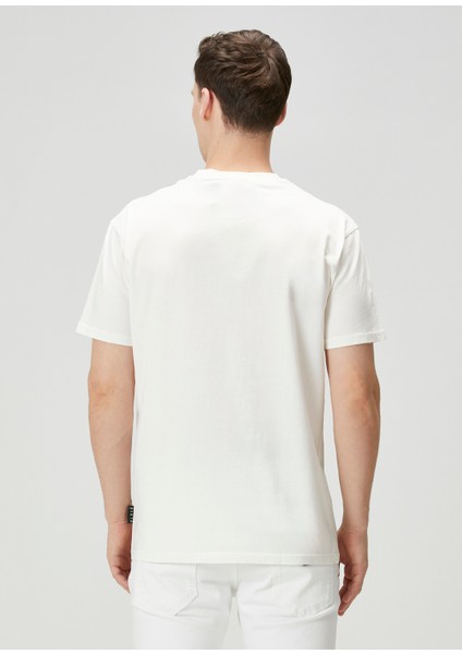 Kırık Beyaz Logo Detaylı T-Shirt fırsatları