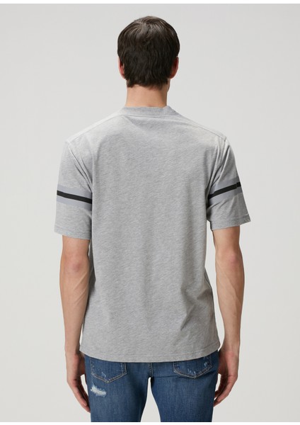 Gri Logo Detaylı T-Shirt fırsatları