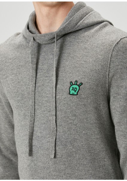 Gri Kapüşonlu Logo Detaylı Kazak
