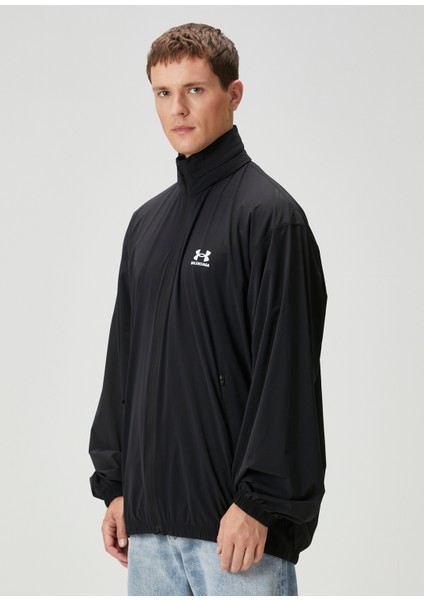 x Under Armour Siyah Kapüşonlu Logo Detaylı Mont modelleri