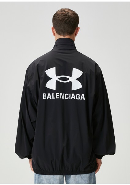 x Under Armour Siyah Kapüşonlu Logo Detaylı Mont fırsatları