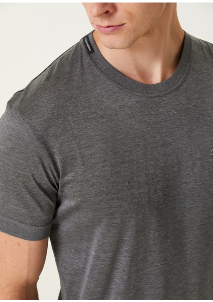 Gri Logo Patchli Ipek T-Shirt