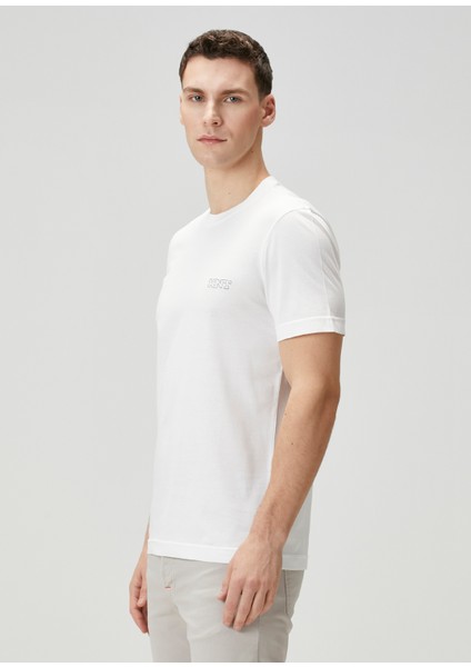 Beyaz Logo Nakışlı T-Shirt modelleri