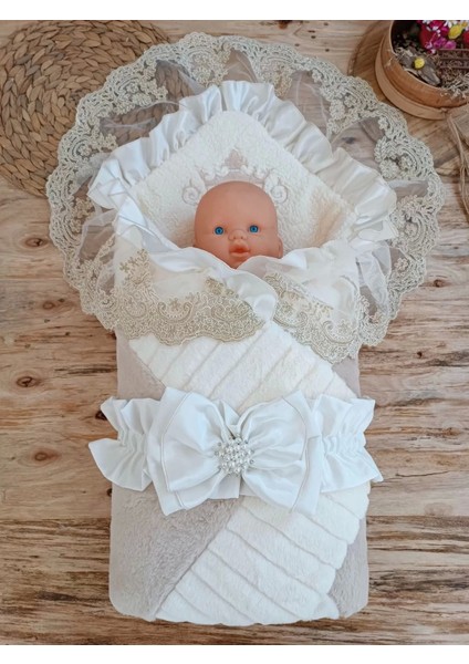 Yenidoğan Wool Yün Kumaş Taç Nakışlı Güpür Duvaklı Fiyonk Prizma Taş Unisex Kundak Bebek Battaniyesi Bej fiyatları