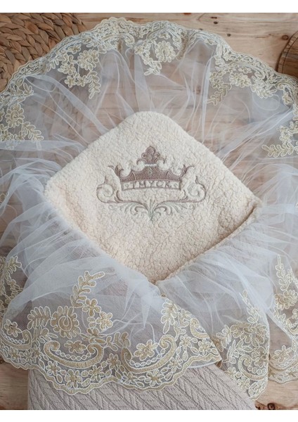Yenidoğan Kuzulu Taç Nakış Güpürlü Fiyonklu Duvaklı Prizma Taş Unisex Kundak Bebek Battaniyesi Bej fırsatları