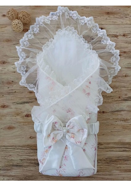 Yenidoğan Hanımeli Desenli Taç Nakışlı Delüks Kundak Bebek Battaniyesi Ekru