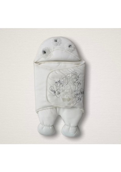 Yenidoğan Üç Çiçek Tavuskuşu Nakışlı Lüks Ayaklı Erkek Bebek Kundak Ekru