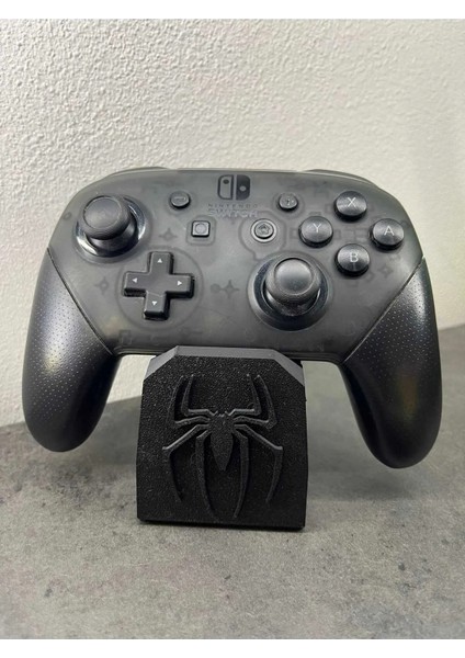 Gamepad Standı – Siyah Örümcek Figürlü Tutucu (Ps5 / Xbox / Switch Uyumlu)