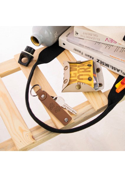 Erkek Bebek Ismiyle Hazırlanan Kalpli Ayak Figürlü Deri Anahtarlık, 2'li Hatıra Set, Sütlü Kahve-Nar modelleri