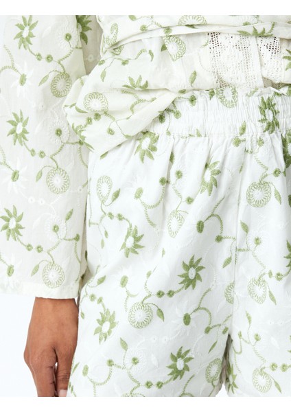 Pamuklu Astarlı Nakış Detaylı Çiçekli Fisto Şort indirimleri