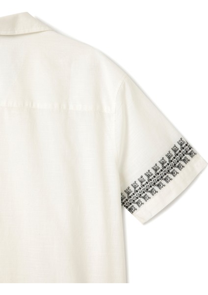 Pamuklu Devrik Yaka Regular Fit Desenli Nakışlı Kısa Kollu Gömlek