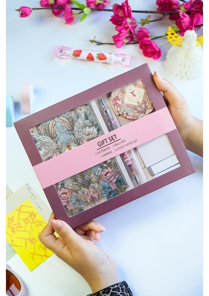 Kutulu Set, Sert Kapaklı Defter , Metal Gövdeli Tükenmez Kalem, Ayna ve 3 Lü Post It.