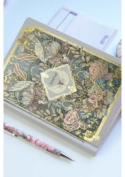 Kutulu Set, Sert Kapaklı Defter , Metal Gövdeli Tükenmez Kalem, Ayna ve 3 Lü Post It.