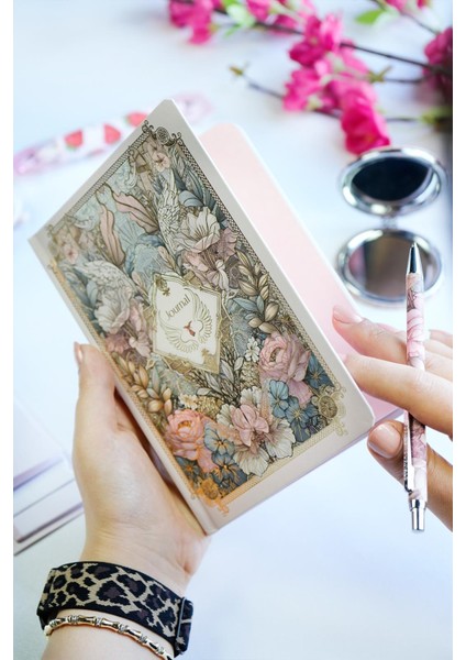 Kutulu Set, Sert Kapaklı Defter , Metal Gövdeli Tükenmez Kalem, Ayna ve 3 Lü Post It.
