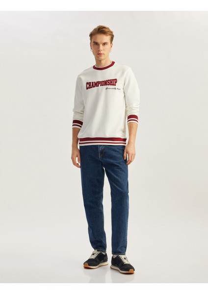 Yeni Sezon Bisiklet Yaka Pamuk Karışımlı Şerit Detaylı Slogan Baskılı Sweatshirt