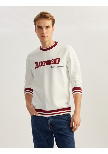 Yeni Sezon Bisiklet Yaka Pamuk Karışımlı Şerit Detaylı Slogan Baskılı Sweatshirt