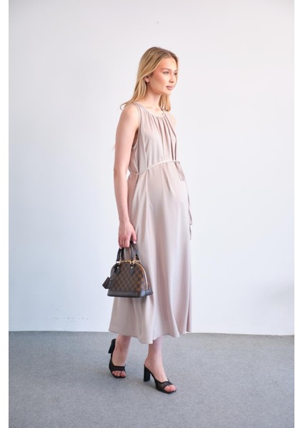 Hamile Beli Bağcıklı Sıfır Kol Midi Boy Saten Elbise Bej modelleri