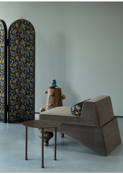 Motif Detaylı Yuvarlak Metal Kahverengi Yan Sehpa modelleri