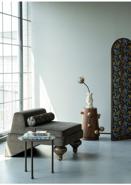 Motif Detaylı Yuvarlak Metal Kahverengi Yan Sehpa fırsatları